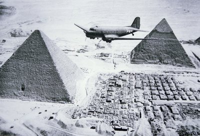 C-47 survolant les pyramides d