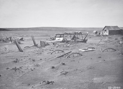 Voiture et machines agricoles enterrées par la poussière et le sable, Dallas, Dakota du Sud - American Photographer