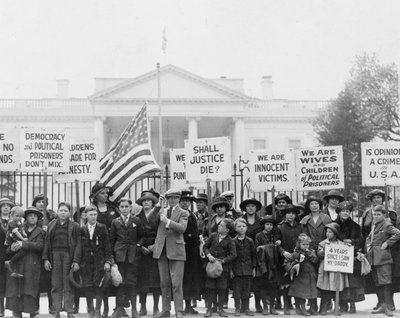 Enfants à la Maison Blanche appelant le Président à libérer les prisonniers politiques, 1922 - American Photographer