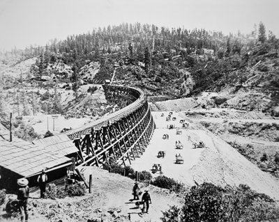 Travailleurs chinois sur un pont en treillis sur le versant ouest des montagnes de la Sierra Nevada - American Photographer