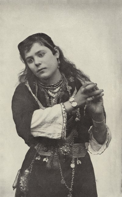 Danseuse dans la rue du théâtre du Caire - American Photographer