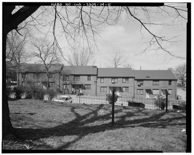 Côté est - Clark Howell Homes, Bâtiment J-1, 432 Venable Street, Atlanta, comté de Fulton, GA (photo n/b) - American Photographer