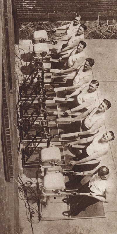 Machines vibrantes électriques pour garder la forme et perdre du poids (photo n/b) - American Photographer