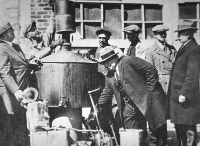 Des agents fédéraux américains découvrent une distillerie d