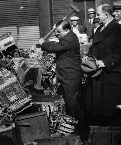 Fiorello La Guardia (1882-1947) détruisant des machines à sous confisquées - American Photographer