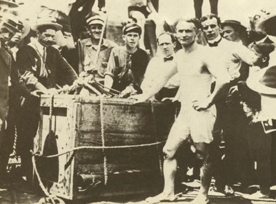 Harry Houdini descendu dans la rivière Détroit recouverte de glace en 1907 (photo n/b) - American Photographer