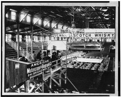 Intérieur de la maison de club de Coney Island, c.1899 - American Photographer