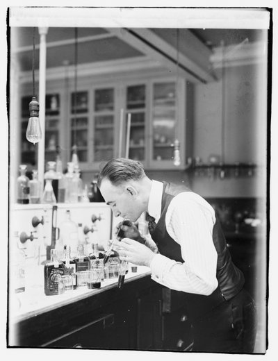 Chimiste du Bureau des Recettes Internes G.F. Beyer - American Photographer