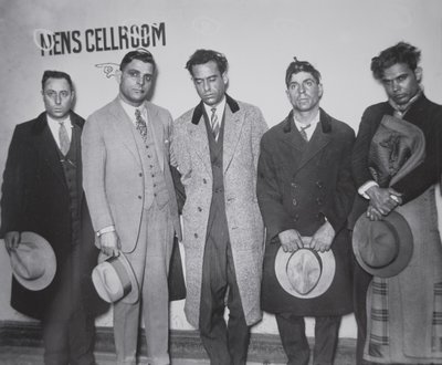 Joe Aiello (1891-1930) avec ses hommes de main en garde à vue - American Photographer