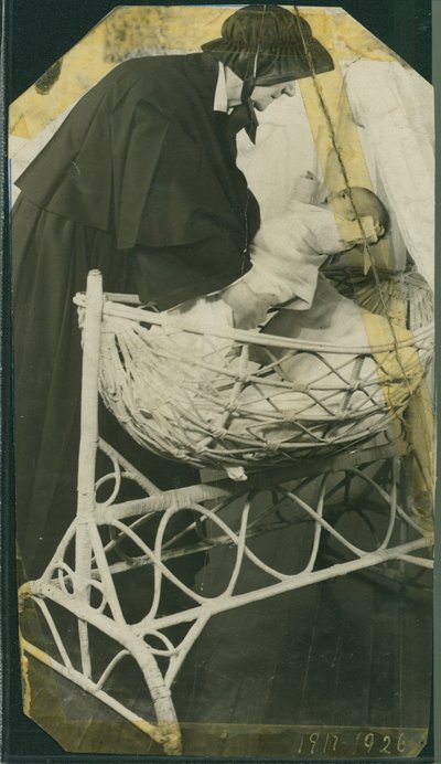 Hôpital des Enfants Trouvés de New York - Sœur Anna Michella avec bébé et berceau - American Photographer