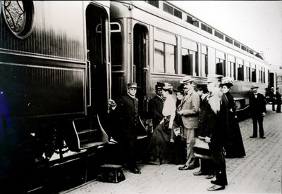Passagers embarquant dans une voiture Pullman de première classe du Chicago, Burlington & Quincy Railroad en 1910 - American Photographer
