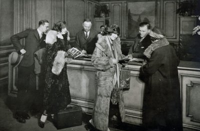 Passagers achetant des billets au guichet de la Great Northern Railway, Chicago - American Photographer