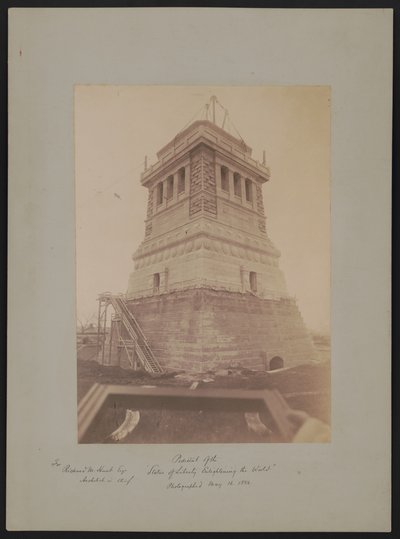 Piédestal de la "Statue de la Liberté éclairant le monde", conçu par Richard Morris Hunt, en construction, 16 mai 1886 - American Photographer