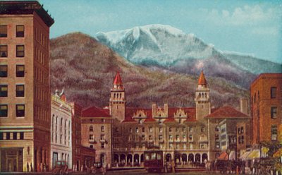 Pikes Peak Avenue, Colorado Springs, Colorado, Pikes Peak au loin (photo couleur) - American Photographer