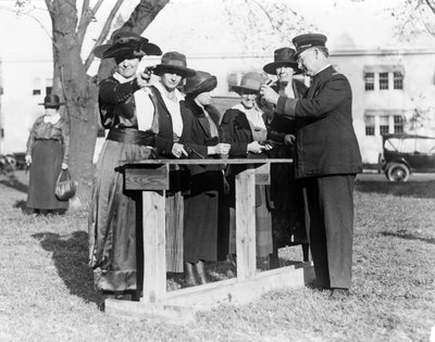 Officier de police enseignant aux femmes comment tirer, vers 1920 - American Photographer