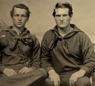 Portrait de deux marins en uniforme de l