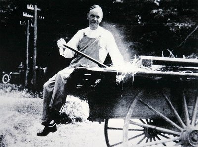 Le président Calvin Coolidge (1873-1933) posant comme fermier pendant des vacances au Vermont - American Photographer