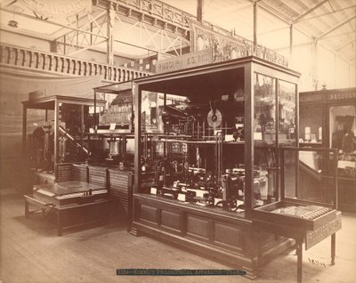 Exposition de Rudolph Koenig, Appareils philosophiques, Main Exhibition, Exposition internationale du centenaire, Philadelphie, 1876 - American Photographer