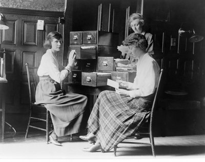 Trois femmes travaillant aux fichiers d