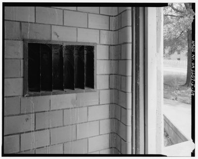 Détail de carreaux et de moulures avec fentes pour le courrier, entrée typique de cage d