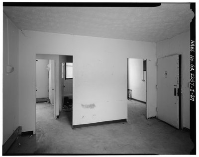 Appartement typique de 2 chambres avec entrée dans le salon, couloir avec salle de bain et chambres (à gauche), entrée dans la cuisine (à droite) - Techwood Homes, bâtiment n° 6, 465 Techwood Drive et 119-125 Hunnicutt Street, Atlanta, comté de Fulton, GA - American Photographer