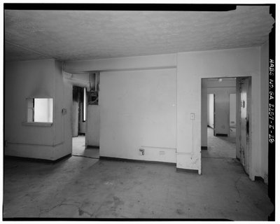 Appartement typique de 2 chambres avec salle à manger et salon, couloir avec entrée à la cuisine et salle de bain (à gauche), couloir vers les chambres (à droite) - Techwood Homes, Bâtiment No. 6, 465 Techwood Drive & 119-125 Hunnicutt Street, Atlanta, Com - American Photographer
