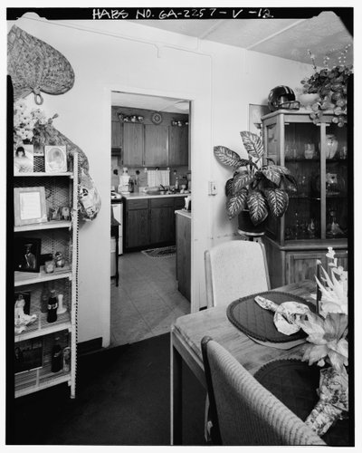 Intérieur typique, salle à manger menant à la cuisine. - Techwood Homes, Bâtiment n° 18 - American Photographer