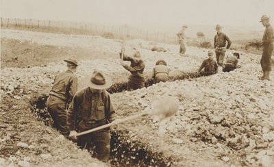 Marines américains en France creusant des tranchées, 1917-19 - American Photographer