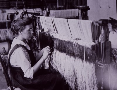 Industrie textile américaine, opérateur textile dans une filature de coton du Massachusetts, vers 1900 (photo en noir et blanc) - American Photographer