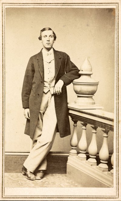 Homme non identifié en manteau appuyé contre un pilier, vers 1860-75 (tirage sur papier albuminé) - American Photographer