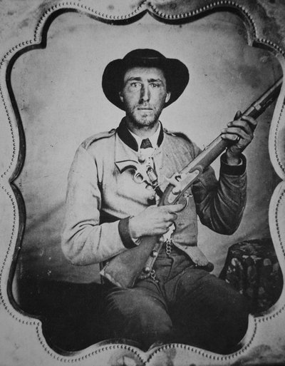 Soldat confédéré inconnu posant dans le studio du photographe - American Photographer