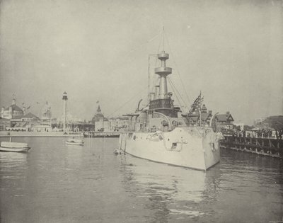 Vue de la station de sauvetage et du cuirassé - American Photographer