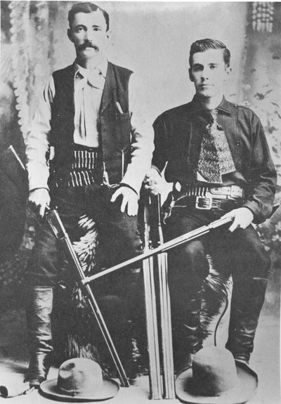 Messagers de la diligence Wells Fargo armés de fusils de chasse et de carabines Winchester (photo n/b) - American Photographer