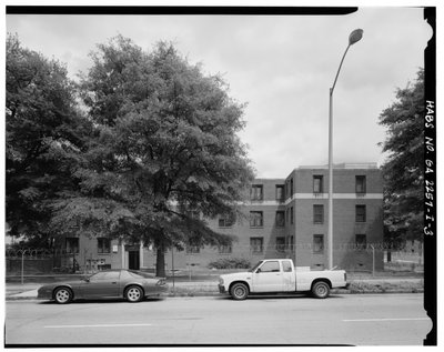 Côté ouest, 465 Techwood Drive et 125 Hunnicutt Street (à droite). - Techwood Homes, Bâtiment n°6, 465 Techwood Drive et 119-125 Hunnicutt Street, Atlanta, comté de Fulton, GA (photo n/b) - American Photographer