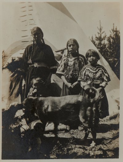 Femme, deux filles et un enfant avec un chien, ca. 1900 - American Photographer