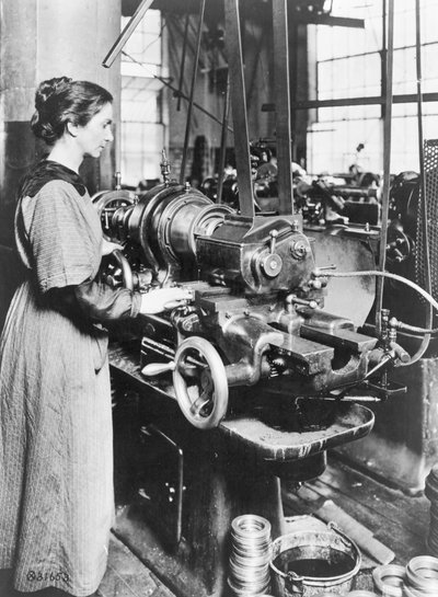 Femme travaillant à une machine de fraisage de filetage interne, Norton Grinding Co., Worcester, Ma., pendant la Première Guerre mondiale, 1914-18 - American Photographer
