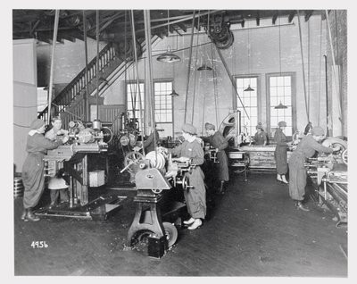 Femmes travaillant dans des usines pendant la Première Guerre mondiale, c.1917 - American Photographer