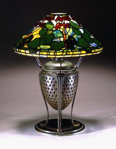 Lampe de table "Géranium" avec un abat-jour conique, et base d