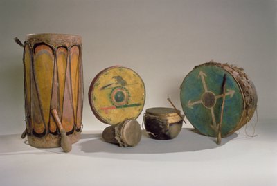 Une collection de tambours amérindiens - American School