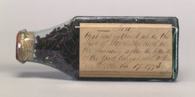 Feuilles de thé de la Boston Tea Party dans une bouteille en verre, collectées par T.M. Harris, Dorchester Neck, décembre 1773 - American School