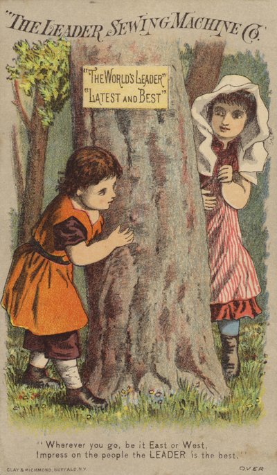 Enfants jouant à cache-cache près d
