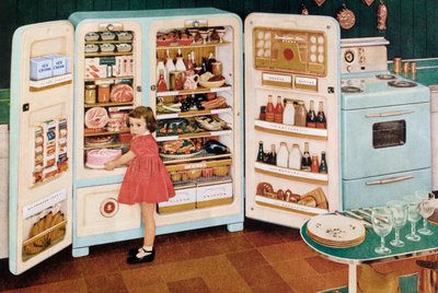 Fille sortant un gâteau rose d