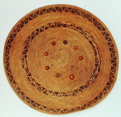 Plateau de jeu Pomo avec dés en gland, de Californie - American School