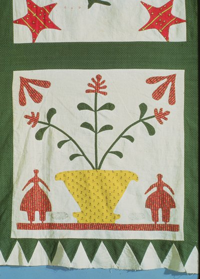 Détail de courtepointe montrant des figures et des fleurs - American School