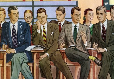 Étudiants assis à leur bureau dans une salle de classe d