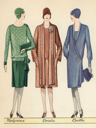 Trois flappers modélisant des tenues de créateurs français - American School