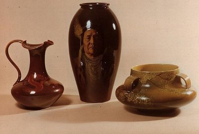 Vase avec portrait du chef Joseph de la tribu Nez Perce, signé par W.P. Macdonald ; aiguière avec motif de dragon marquée des initiales d