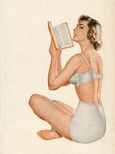 Femme en lingerie lisant un livre - American School