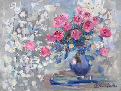 Roses roses éclatantes dans un vase bleu - Anastasiia Grygorieva