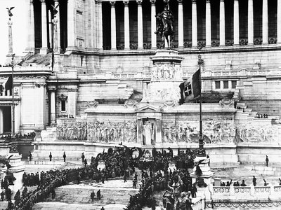 Célébration fasciste commémorant le Soldat Inconnu à l